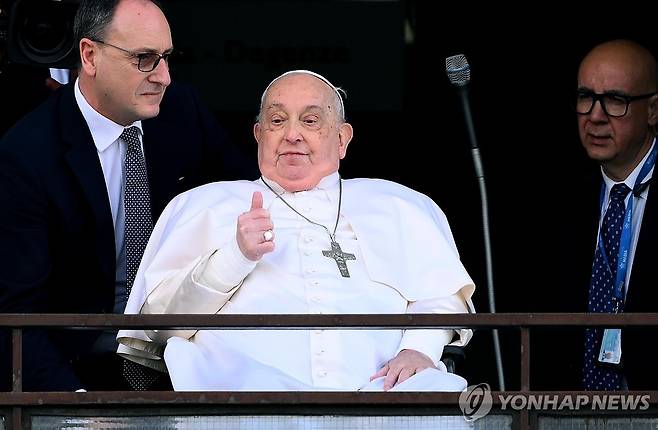 엄지손가락 치켜세우는 교황 (EPA=연합뉴스) 프란치스코 교황이 23일(현지시간) 로마 제멜리 병원에서 퇴원하기 직전 10층 발코니에서 쾌유를 바라며 모인 신도들에게 엄지손가락을 치켜세우고 있다. 2025.03.23 photo@yna.co.kr