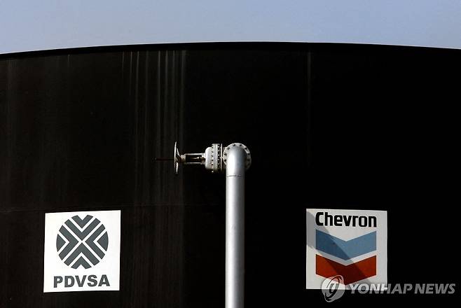 베네수엘라 국영석유회사(PDVSA)와 미 셰브런 로고가 붙은 오일 탱크 [로이터 연합뉴스 자료사진. 재판매 및 DB 금지]
