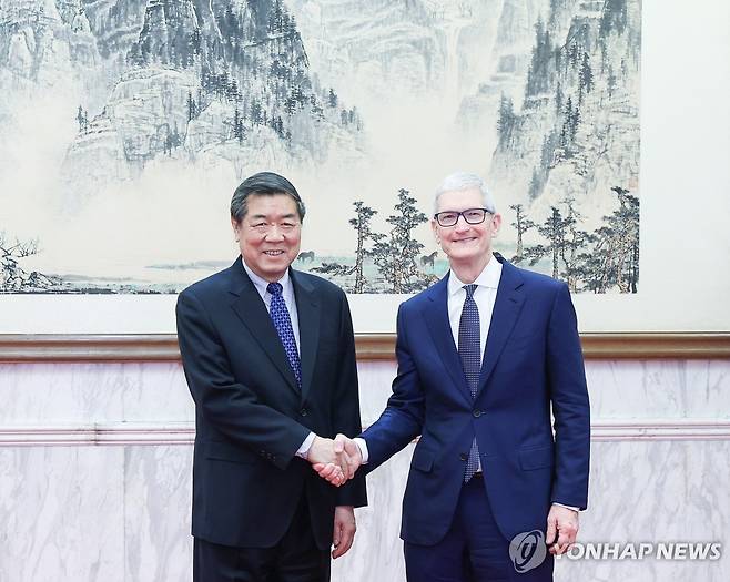 베이징에서 허리펑 중국 부총리 만난 팀 쿡 애플 CEO [신화 연합뉴스]