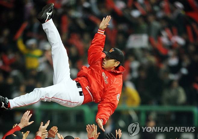 감독님 감사합니다! (인천=연합뉴스) 이정훈기자 = 29일 인천 문학야구장에서 열린 프로야구 한국시리즈 6차전 9회말, 우승을 확정한 SK 선수들이 그라운드에서 김성근 감독을 헹가래 치고 있다. 2007.10.29 uwg806@yna.co.kr