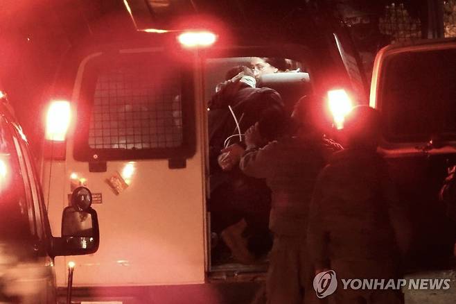 이스라엘군에 의해 끌려가는 팔레스타인 감독 함단 발랄 (서안 AP=연합뉴스) 오스카 수상 팔레스타인 감독 함단 발랄이 24일(현지시간) 요르단강 서안에 있는 자신의 자택에서 이스라엘군에 의해 구금되어 끌려가고 있다. 2025.03.25