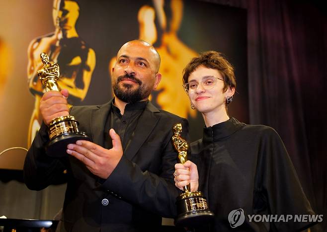 팔레스타인 감독 함단 발랄(왼쪽) (LA 로이터=연합뉴스) 지난 2일(현지시간) 미국 LA에서 열린 아카데미 시상식에 참석한 팔레스타인 감독 함단 발랄. 2025.03.25