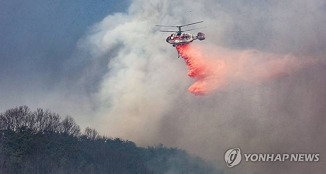 의성 산불 현장에 투하되는 '산불지연제' (의성=연합뉴스) 윤관식 기자 = 경북 의성군 대형 산불 발생 사흘째인 24일 의성군 옥산면 정자리에서 산림청 헬기가 산불지연제(리타던트)를 투하하며 산불 진화를 하고 있다. 2025.3.24 psik@yna.co.kr