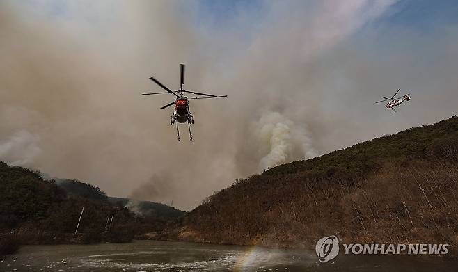 쉴 틈 없는 산불 진화 헬기 (의성=연합뉴스) 윤관식 기자 = 경북 의성군 대형 산불 발생 이틀째인 23일 의성군 산불 현장에서 산림청 헬기가 담수하고 있다. 2025.3.23 psik@yna.co.kr