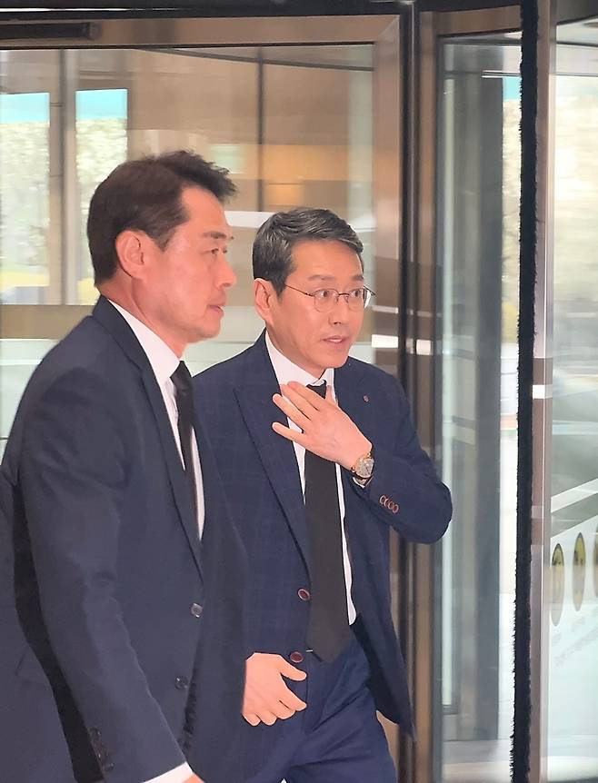 25일 한종희 삼성전자 부회장 빈소를 찾은 조주완 LG전자 CEO.[촬영 김아람]