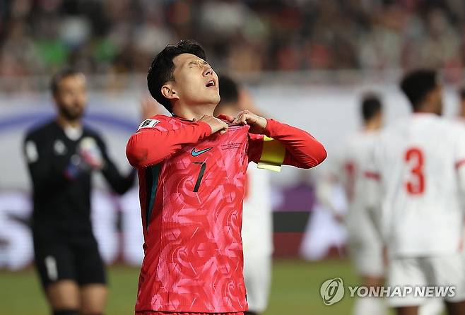 손흥민, '안 풀린다' (수원=연합뉴스) 김성민 기자 = 25일 수원월드컵경기장에서 열린 2026 북중미 월드컵 아시아 3차 예선 B조 8차전 대한민국과 요르단의 경기.
    경기 후반 손흥민이 공격 찬스를 놓친 뒤 아쉬워하고 있다. 2025.3.25 ksm7976@yna.co.kr