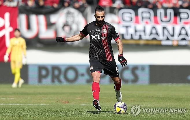 드리블하는 야잔 (서울=연합뉴스) 김성민 기자 = 3일 서울 마포구 서울월드컵경기장에서 열린  하나은행 K리그1 2025 FC서울과 김천 상무의 경기. 서울 야잔이 드리블하고 있다.  2025.3.3 ksm7976@yna.co.kr