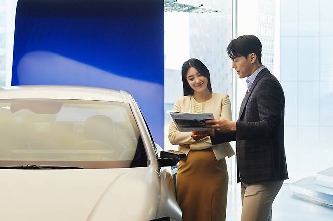 현대캐피탈이 현대자동차와 손을 잡고, 인생 첫 전기차 구매를 위한 청년들을 위한 프로그램 '현대차 EV 청년 스탠다드 리스' 프로그램을 출시했다. 사진=현대캐피탈