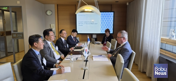 주형환 부위원장이 핀란드 사무차관과 면담하고 있다. ⓒ저출산고령사회위원회