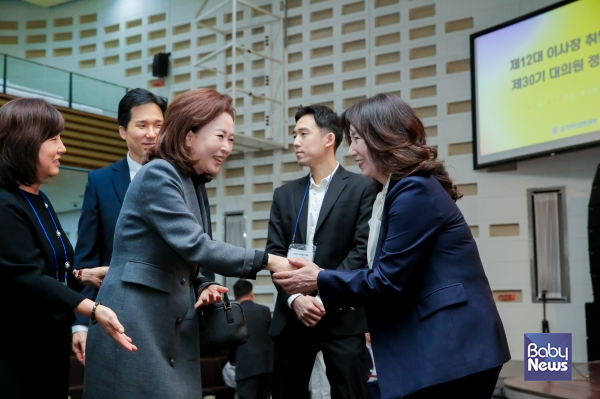 국민의힘 김민전 국회의원(비례대표)이 한국유치원총연합회(이하 한유총)가 25일 한국교총회관에서 개최한 '제12대 이사장 취임식 및 제20기 대의원 정기총회'에서 신미숙 이사장과 인사를 나누고 있다. ⓒ한국유치원총연합회