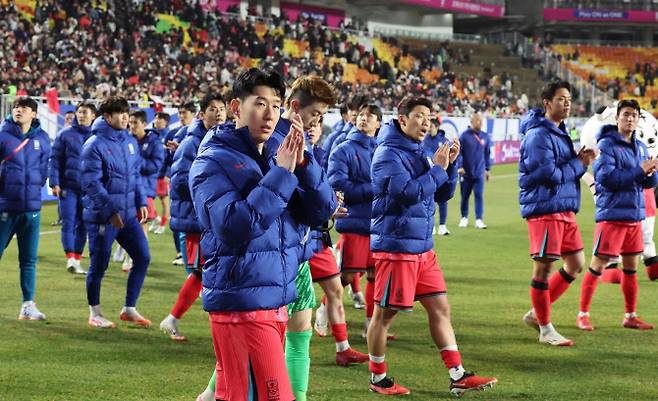 25일 경기도 수원시 수원월드컵경기장에서 열린 2026 북중미 월드컵 아시아 3차 예선 B조 8차전 대한민국과 요르단의 경기. 1-1 무승부로 경기를 마친 뒤 선수들이 관중석을 향해 인사하고 있다. 사진=연합뉴스