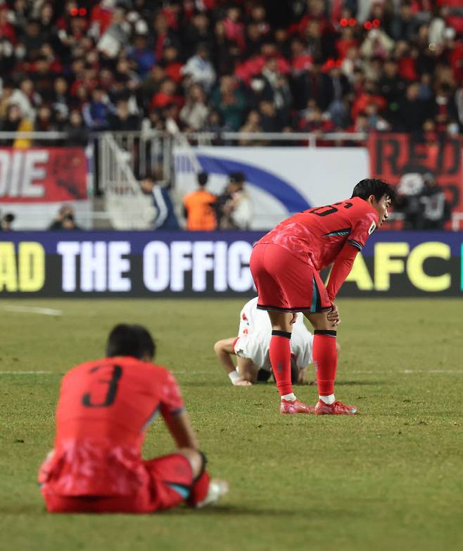25일 수원월드컵경기장에서 열린 2026 북중미 월드컵 아시아 3차 예선 B조 8차전 대한민국과 요르단의 경기. 1-1 무승부로 경기가 종료되자 양 팀 선수들이 아쉬워하고 있다. 사진=연합뉴스