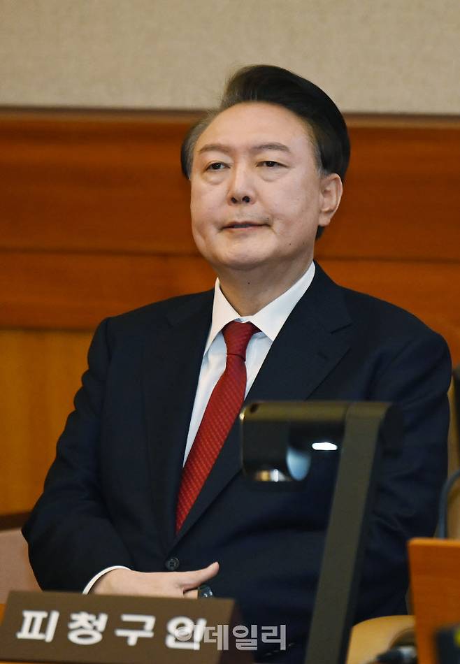 윤석열 대통령이 지난달 6일 오전 서울 종로구 헌법재판소 대심판정에서 열린 탄핵심판 6차 변론기일에 출석해 생각에 잠겨 있다. (사진=공동취재단)