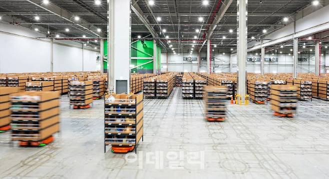 쿠팡 물류센터에서 운영 중인 무인 운반 로봇(AGV). (사진=쿠팡)