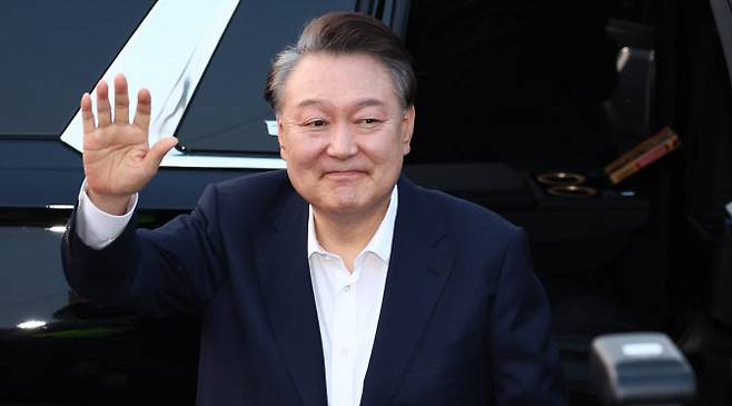 서울구치소에서 석방된 윤석열 대통령이 지난 8일 서울 한남동 관저 앞에 도착, 차량에서 내려 지지자들을 향해 인사하고 있다. (사진=연합뉴스)