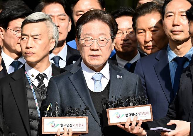 이재명 더불어민주당 대표가 26일 서울중앙지법에서 열린 공직선거법 위반 사건 항소심에서 무죄를 선고받은 뒤 입장을 밝히고 있다.(사진=연합뉴스)