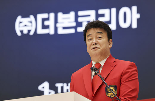 지난해 11월 한국거래소 홍보관에서 열린 더본코리아 상장식에서 백종원 더본코리아 대표가 기념사를 하고 있다.(사진=뉴시스)