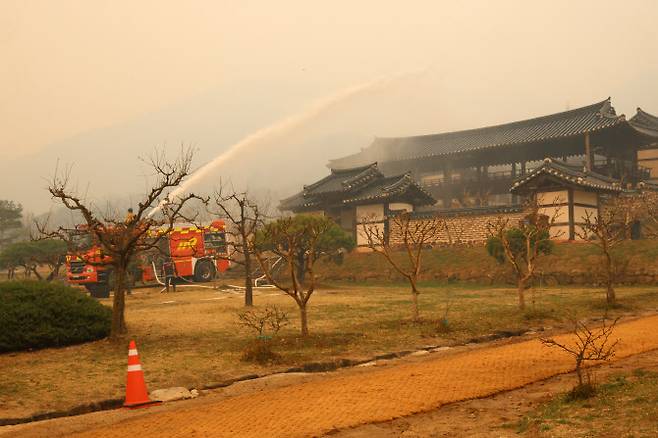 26일 경북 안동시 풍천면 유네스코 세계유산 병산서원 주변에서 산림·소방 당국이 건물과 나무 등에 물을 뿌리면서 산불 확산에 대비하고 있다. (사진=연합뉴스)