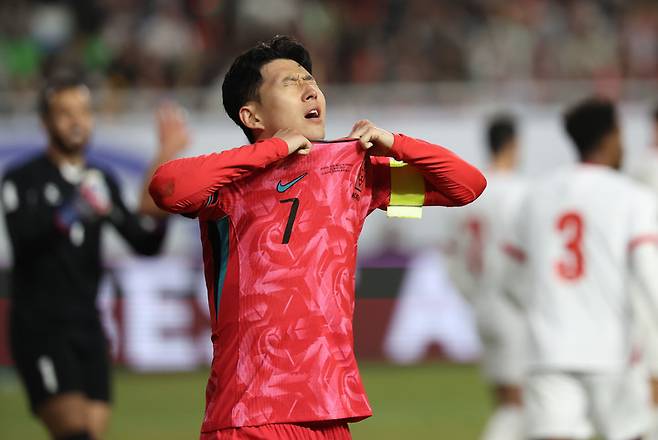 25일 요르단과 경기에서 공격이 무산되자 아쉬워하는 손흥민