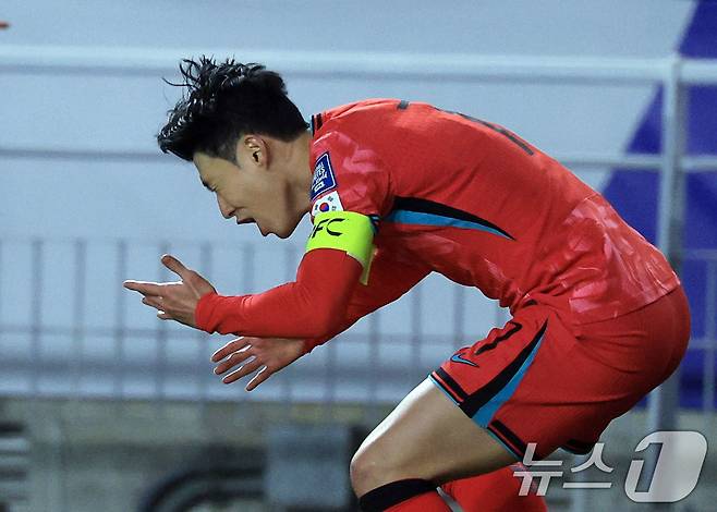 25일 오후 경기도 수원시 팔달구 수원월드컵경기장에서 열린 2026 국제축구연맹(FIFA) 북중미 월드컵 아시아 3차 예선 B조 8차전 대한민국과 요르단의 경기에서 후반 손흥민이 판정에 아쉬워 하고 있다. 2025.3.25/뉴스1 ⓒ News1 박정호 기자