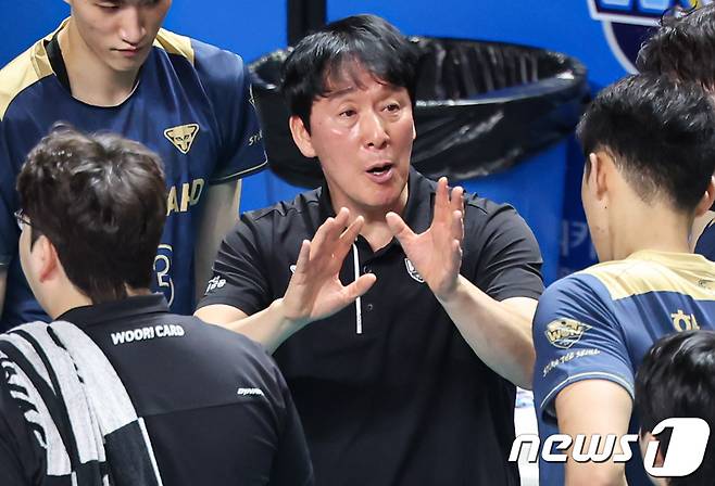 선수들을 지도 중인 신영철 감독. 2024.1.10/뉴스1 ⓒ News1 김도우 기자