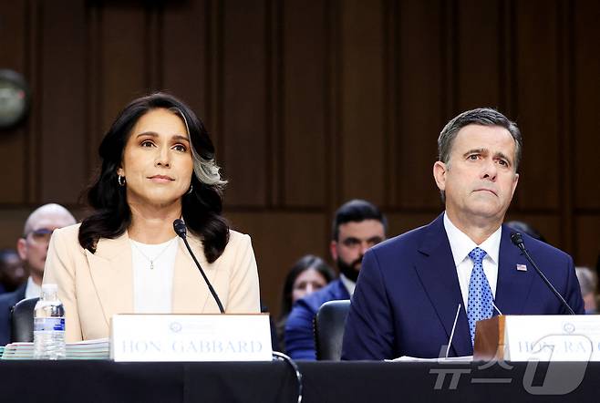 25일(현지시간) 털시 개버드 미국 국가정보국(DNI) 국장(왼쪽)과 존 랫클리프 중앙정보국(CIA) 국장이 상원 정보위원회 청문회에 출석한 모습. 2025.03.25 ⓒ 로이터=뉴스1 ⓒ News1 김지완 기자