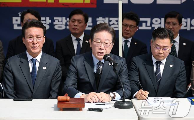 이재명 더불어민주당 대표가 24일 오전 서울 종로구 경복궁 인근에서 열린 현장 최고위원회의에서 발언하고 있다. (공동취재) 2025.3.24/뉴스1 ⓒ News1 이재명 기자
