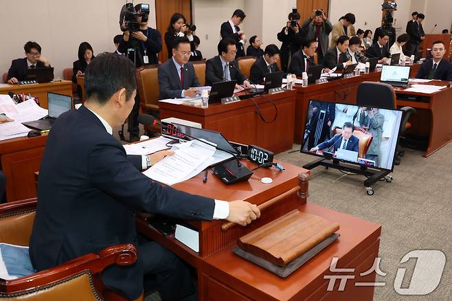 정청래 법사위원장이 26일 오전 서울 여의도 국회에서 열린 법제사법위원회 전체회의에서 코로나바이러스감염증-19 예방접종 피해보상 등에 관한 특별법안을 상정하고 있다. 2025.3.26/뉴스1 ⓒ News1 이광호 기자