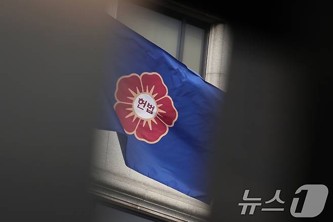 헌법재판소가 윤석열 대통령 탄핵 심판 변론을 종결한 지 한 달이 된 25일 서울 종로구 헌법재판소 앞이 통제되고 있다. 법조계에서는 윤 대통령 선고 기일이 당초 유력 일자로 꼽히던 오는 28일에서 더 밀릴 수도 있는 것으로 판단하고 있다. 2025.3.25/뉴스1 ⓒ News1 신웅수 기자