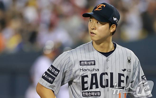 26일 서울 송파구 잠실야구장에서 열린 '2025 신한 SOL 뱅크 KBO리그' 한화 이글스와 LG 트윈스의 경기, 한화 선발 엄상백이 4회말 이닝을 마친 뒤 아쉬운 표정을 지으며 더그아웃으로 향하고 있다. 2025.3.26/뉴스1 ⓒ News1 김진환 기자