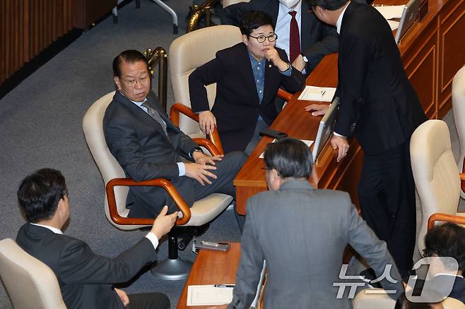 국민의힘 권영세 비상대책위원장과 권성동 원내대표 등이 8일 오후 서울 여의도 국회에서 열린 본회의에서 대화하고 있다. 2025.1.8/뉴스1 ⓒ News1 이광호 기자