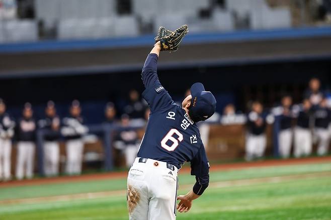 오명진이 26일 수원 KT전 5회 수비에서 ‘실책성 수비’로 아쉬움을 남겼다. 사진 | 두산 베어스