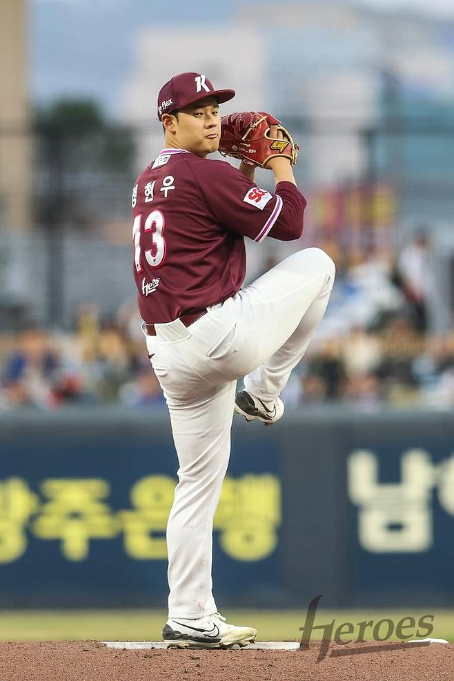 키움 루키 정현우가 26일 광주-기아 챔피언스 필드에서 열린 2025 KBO리그 KIA전에 선발 등판해 역투하고 있다. 사진 | 키움 히어로즈