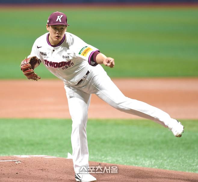 키움 투수 정현우가 18일 고척스카이돔에서 열린 2025 KBO리그 시범경기 롯데와 경기에서 역투하고 있다. 고척 | 최승섭기자 thunder@sportsseoul.com