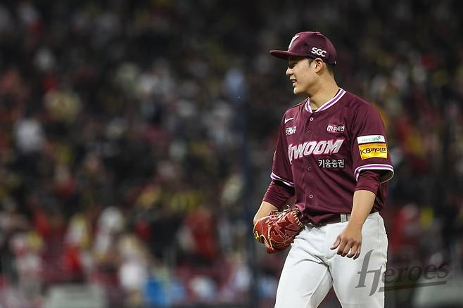 키움 루키 정현우가 26일 광주-기아 챔피언스 필드에서 열린 2025 KBO리그 KIA전에 선발 등판해 이닝을 마친 후 더그아웃으로 돌아가고 있다. 사진 | 키움 히어로즈