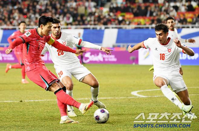 25일 수원월드컵경기장 열린 2026 FIFA 북중미 월드컵 아시아지역 3차 예선 대한민국과 요르단의 경기. 손흥민이 슈팅을 시도하고 있다. 수원=박재만 기자 pjm@sportschosun.com/2025.03.25/