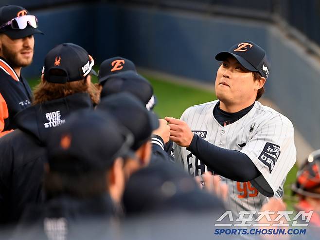 관중석의 지인을 보며 미소짓는 류현진