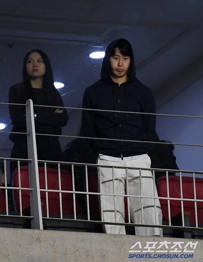 25일 수원월드컵경기장 열린 2026 FIFA 북중미 월드컵 아시아지역 3차 예선 대한민국과 요르단의 경기. 부상으로 빠진 이강인이 관중석에서 경기를 지켜보고 있다. 수원=박재만 기자 pjm@sportschosun.com/2025.03.25/