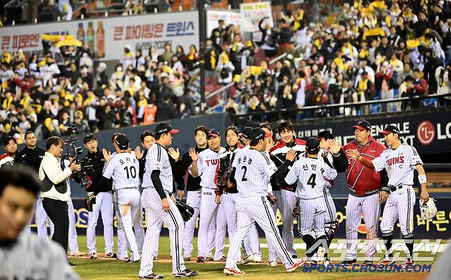 25일 잠실야구장에서 열린 한화와 LG의 경기, LG가 5대0으로 승리하며 개막 3연승을 달렸다. LG 선수들이 기쁨을 나누고 있다. 잠실=허상욱 기자wook@sportschosun.com/2025.03.25/