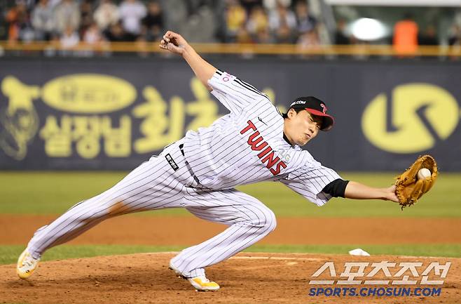 26일 잠실구장에서 열린 LG 트윈스와 한화 이글스의 경기. 9회초 2사 한화 플로리얼 직선타 LG 선발 임찬규가 몸을 날려 잡아내고 있다. 잠실=박재만 기자 pjm@sportschosun.com/2025.03.26/