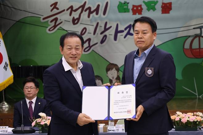 문경 아시아소프트테니스선수권대회 조직위원회 창립총회에 참석한 신현국 문경시장(왼쪽)과 장한섭 조직위 집행위원장. 대한소프트테니스협회 제공