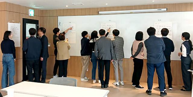 교육생들이 각 조에서 적어 낸 면접 질문에 대해 적절성 여부를 평가하고 있다.