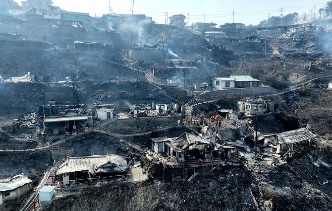 26일 경북 영덕군 영덕읍 석리 마을이 산불로 전소돼 폐허가 되어 있다. /뉴시스
