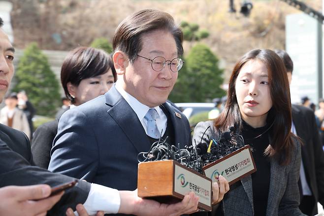 더불어민주당 이재명 대표가 26일 서울중앙지법에서 열린 공직선거법 위반 사건 항소심 선고에 출석하고 있다. /뉴스1