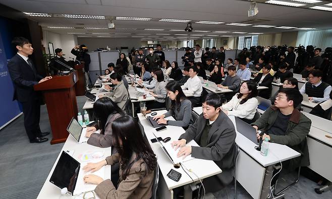 이복현 금융감독원장이 지난 19일 서울 여의도 금융감독원에서 주요 현안 관련 기자간담회를 갖고 있다. /뉴스1