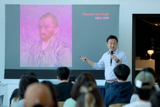 윤상인 미술 전문 해설사가 26일 오후 4시 KAIST 미술관에서 '반 고흐 인사이트'(Van Gogh's Insights) 문화예술특강을 진행하고 있다. 김영태 기자