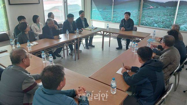 곽도연 국립식량과학원장이 강릉 안반데기 고령지 배추 재배 단지를 방문해 간담회를 하고 있다. ⓒ농촌진흥청