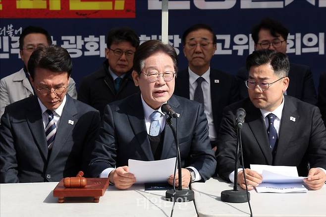 이재명 더불어민주당 대표가 26일 오전 서울 종로구 경복궁 광화문 인근 민주당 천막당사에서 열린 최고위원회의에서 모두발언을 하고 있다. ⓒ데일리안 홍금표 기자