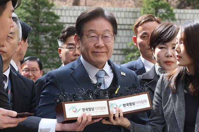 이재명 더불어민주당 대표가 26일 오전 서울 서초구 서울고등법원에서 열린 공직선거법 위반 혐의 2심 선고 공판에 출석하고 있다. 사진공동취재단