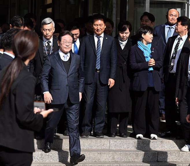이재명 더불어민주당 대표가 26일 오후 서울 서초구 서울고등법원에서 열린 공직선거법 위반 혐의 항소심 선고 공판을 마치고 나오고 있다.  앞서 1심 재판부는 지난해 11월 이 대표에게 징역 1년에 집행유예 2년을 선고받았던 이 대표는 금일 2심에서는 무죄 선고를 받았다. 2025.03.26. 사진공동취재단